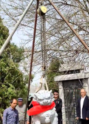 用倒链装卸千斤石狮子的方法