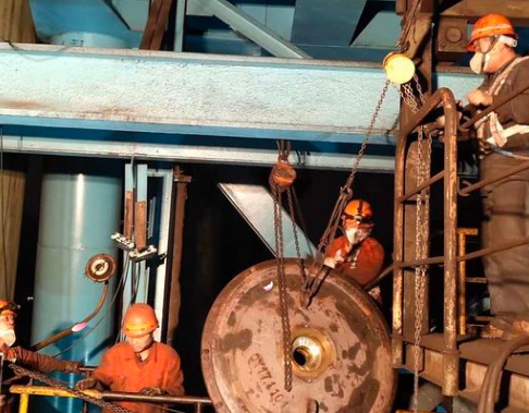 钢厂高炉维修手拉葫芦起吊安装部件