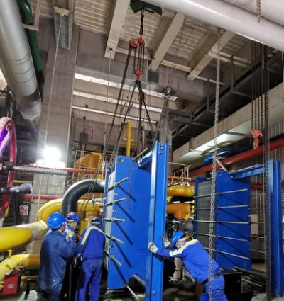 大型板式交换器清理手拉葫芦起吊冷油器零部件